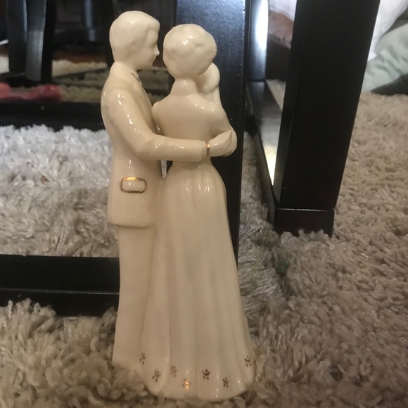 💥Host Pick💥Man, Woman & Child Figurine - Picture 3 of 5